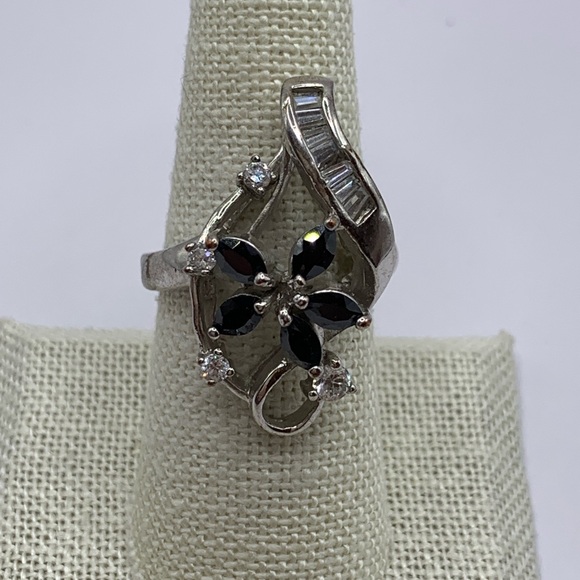 Jewelry - Unique Vintage Silver Plated Tourmaline & Quartz Flower Ring